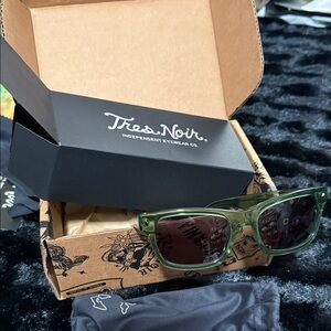 Tres Noir Green Sunglasses